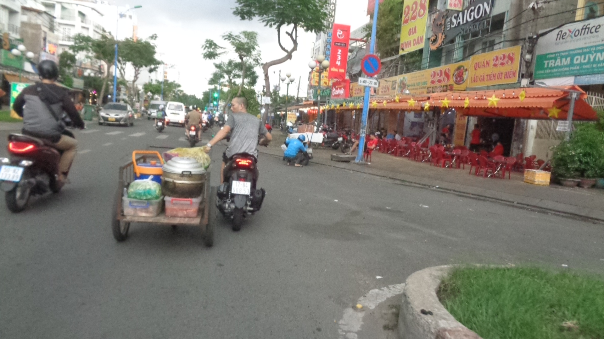 Kéo xe nguy hiểm- Ảnh 1.