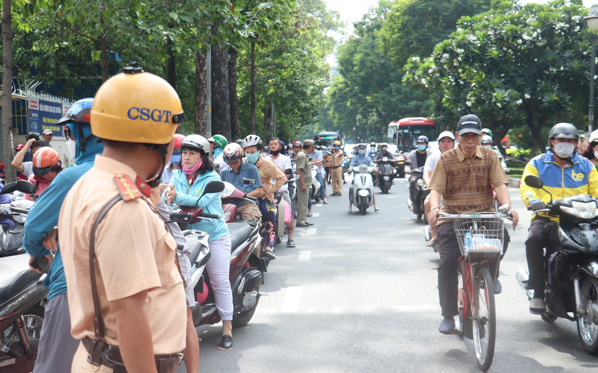 CSGT hỗ trợ 2 học sinh quên giấy tờ, phiếu dự thi Tốt nghiệp THPT 