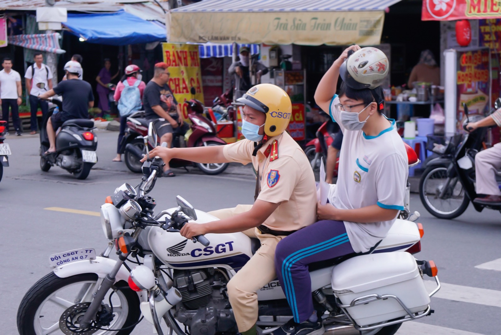 CSGT TP HCM và những việc làm ý nghĩa sáng 27-6- Ảnh 1.