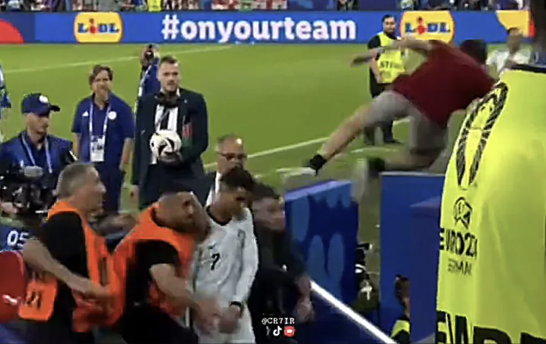 Ronaldo được bảo vệ giải cứu trước fan cuồng