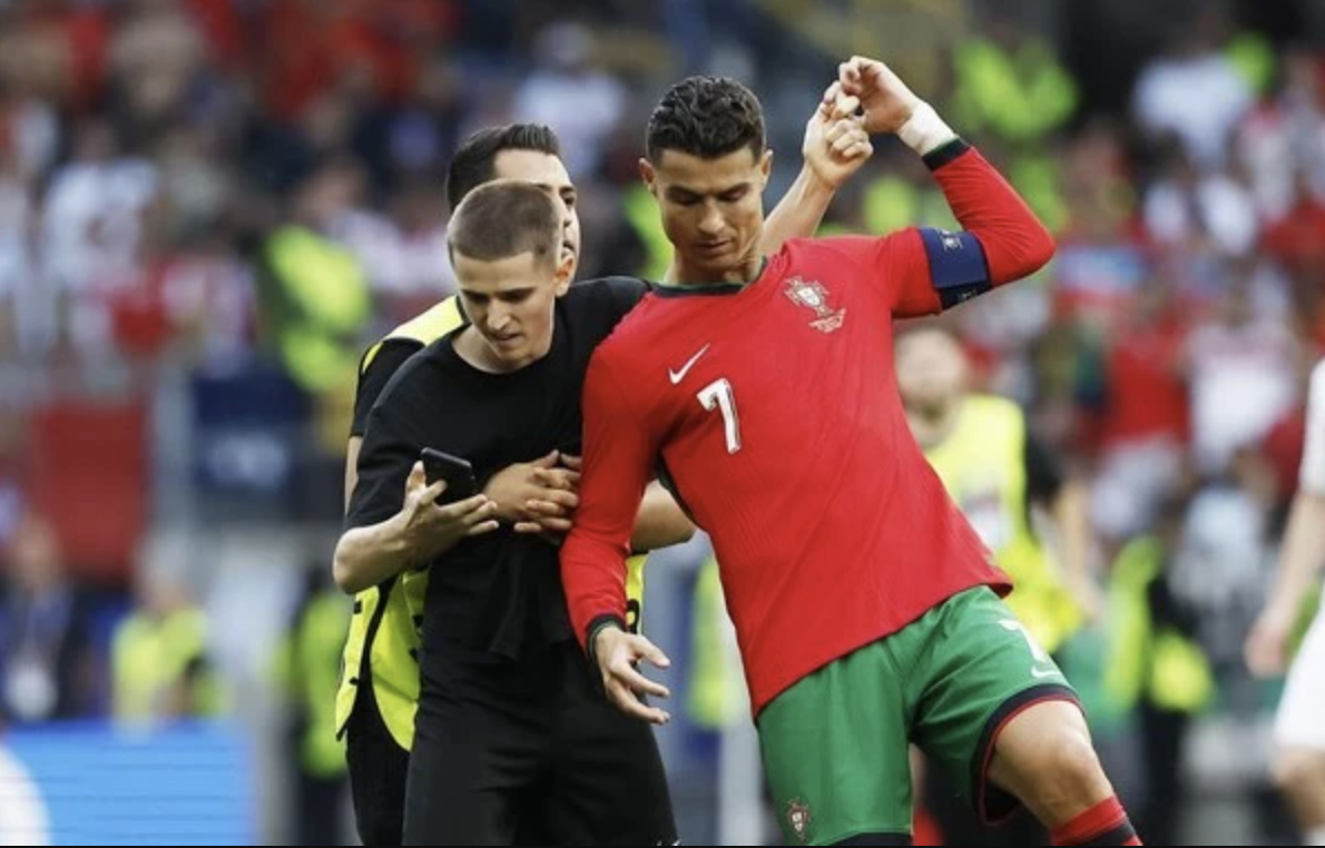 Ronaldo được bảo vệ giải cứu trước fan cuồng