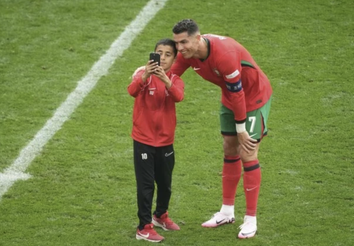 Ronaldo được bảo vệ giải cứu trước fan cuồng