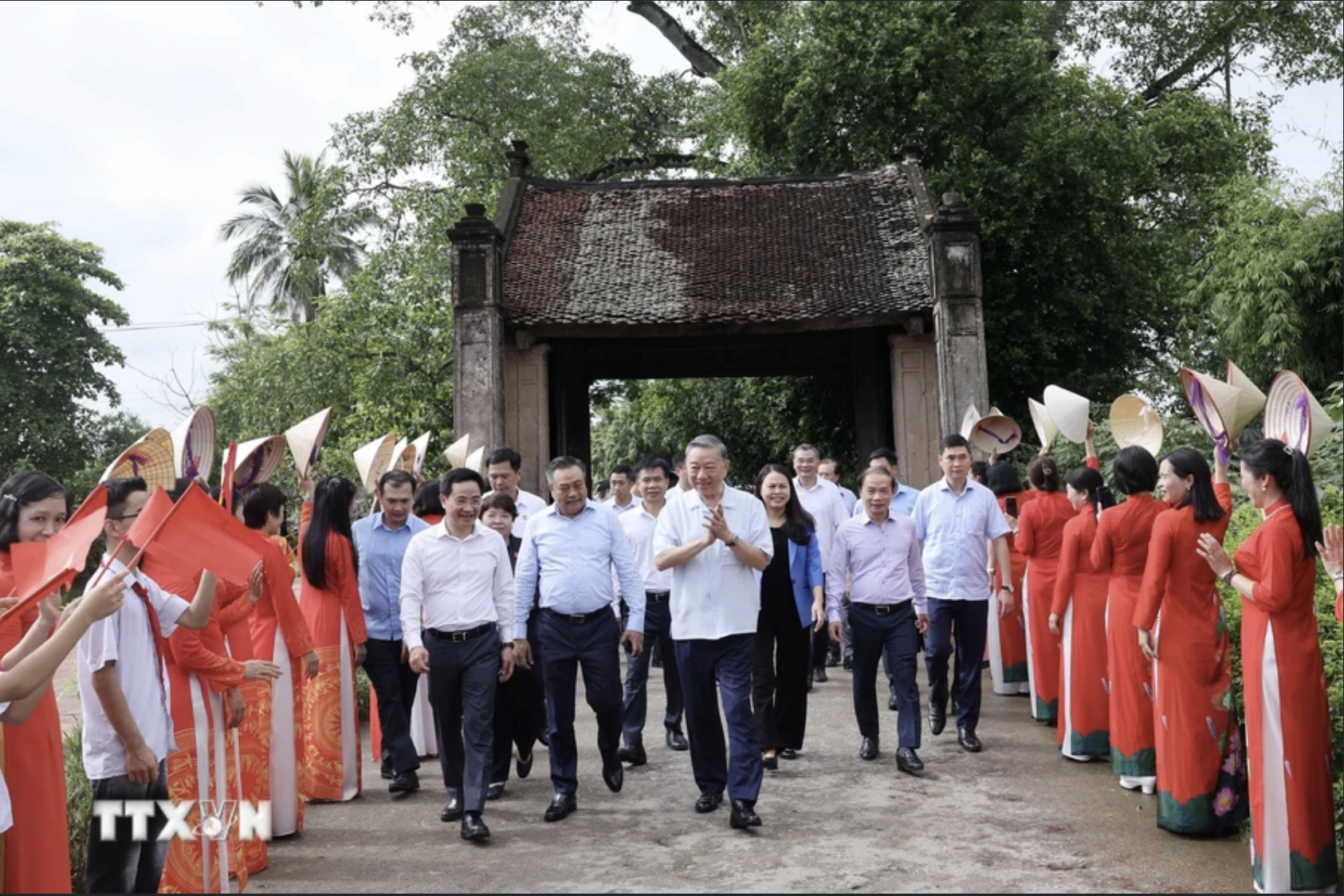 Chủ tịch nước T&ocirc; L&acirc;m thăm gia đ&igrave;nh 4 thế hệ tại L&agrave;ng cổ Đường L&acirc;m- Ảnh 3.