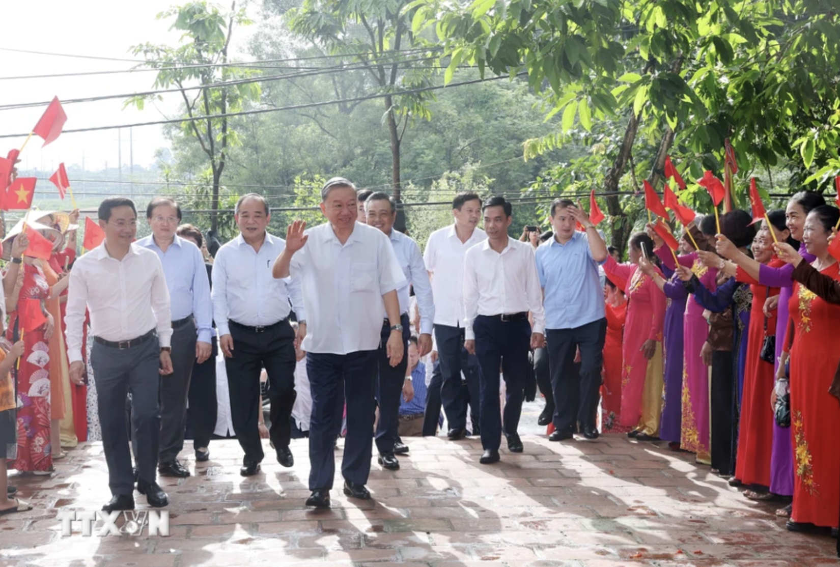 Chủ tịch nước T&ocirc; L&acirc;m thăm gia đ&igrave;nh 4 thế hệ tại L&agrave;ng cổ Đường L&acirc;m- Ảnh 4.