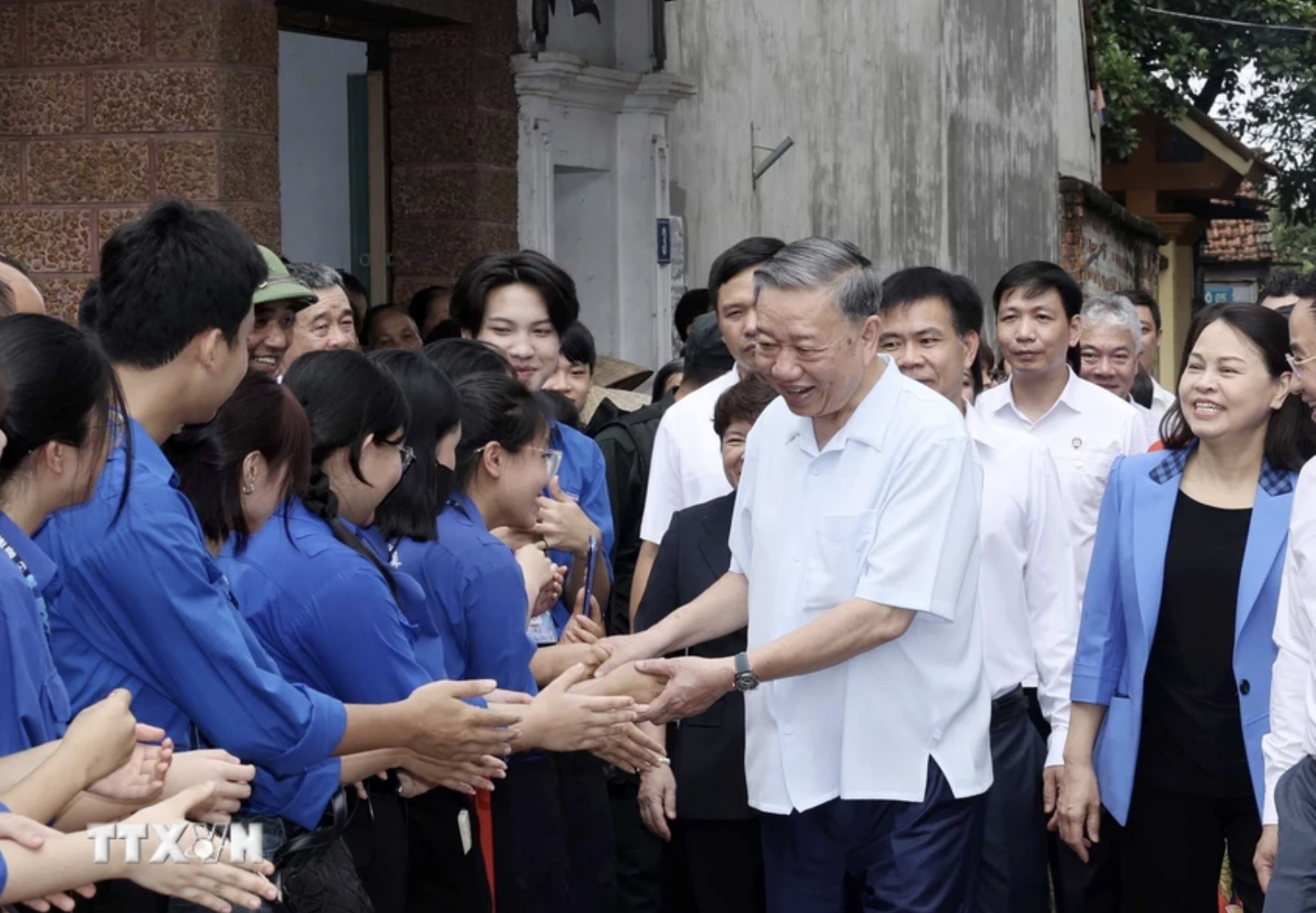 Chủ tịch nước T&ocirc; L&acirc;m thăm gia đ&igrave;nh 4 thế hệ tại L&agrave;ng cổ Đường L&acirc;m- Ảnh 10.
