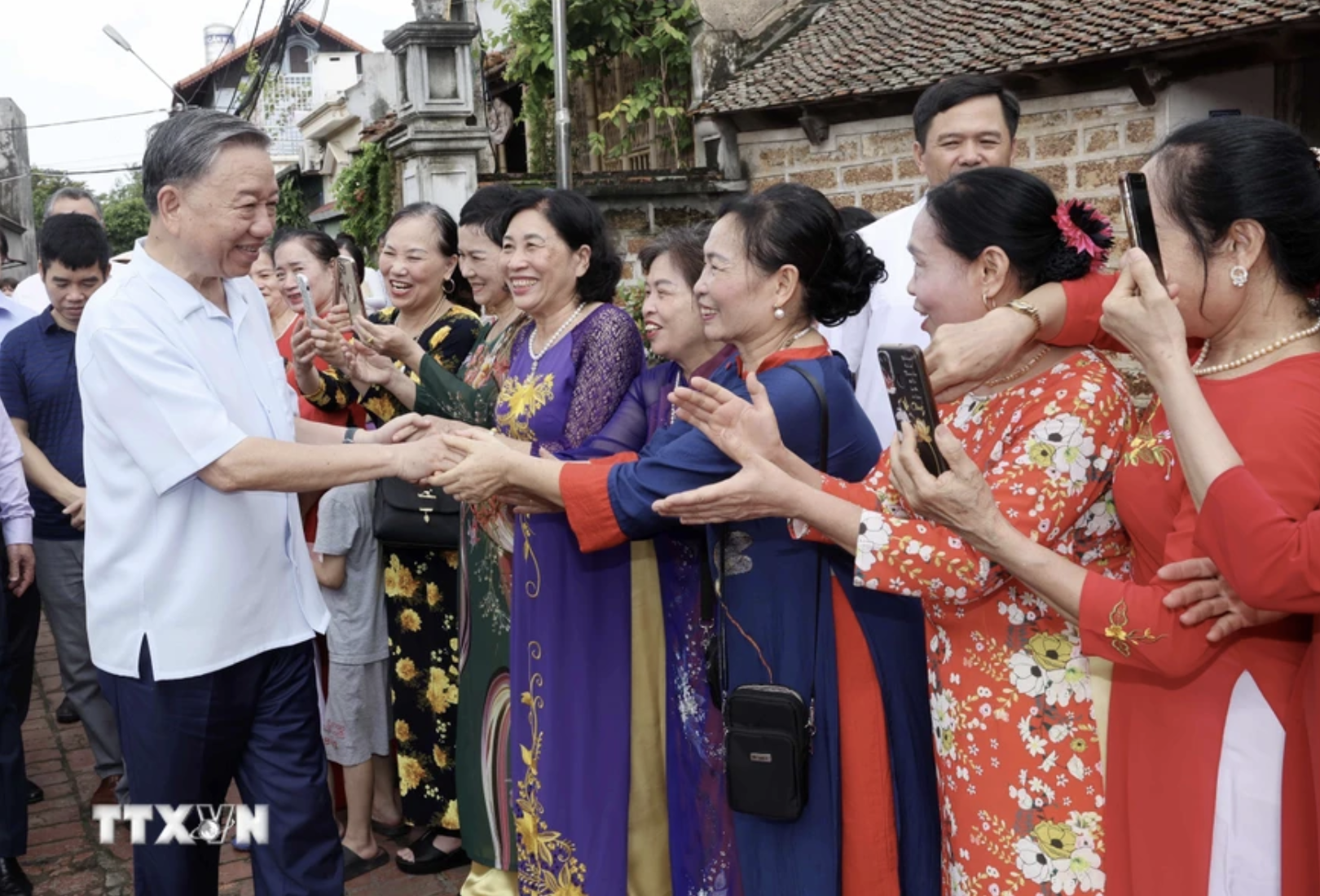 Chủ tịch nước T&ocirc; L&acirc;m thăm gia đ&igrave;nh 4 thế hệ tại L&agrave;ng cổ Đường L&acirc;m- Ảnh 1.