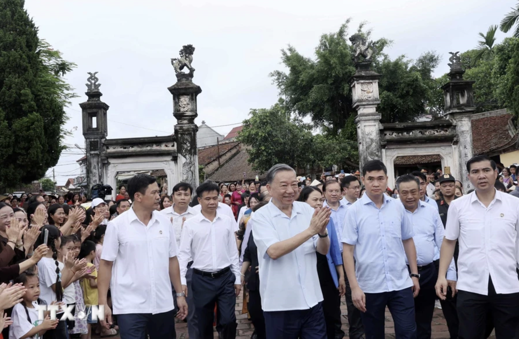 Chủ tịch nước T&ocirc; L&acirc;m thăm gia đ&igrave;nh 4 thế hệ tại L&agrave;ng cổ Đường L&acirc;m- Ảnh 11.
