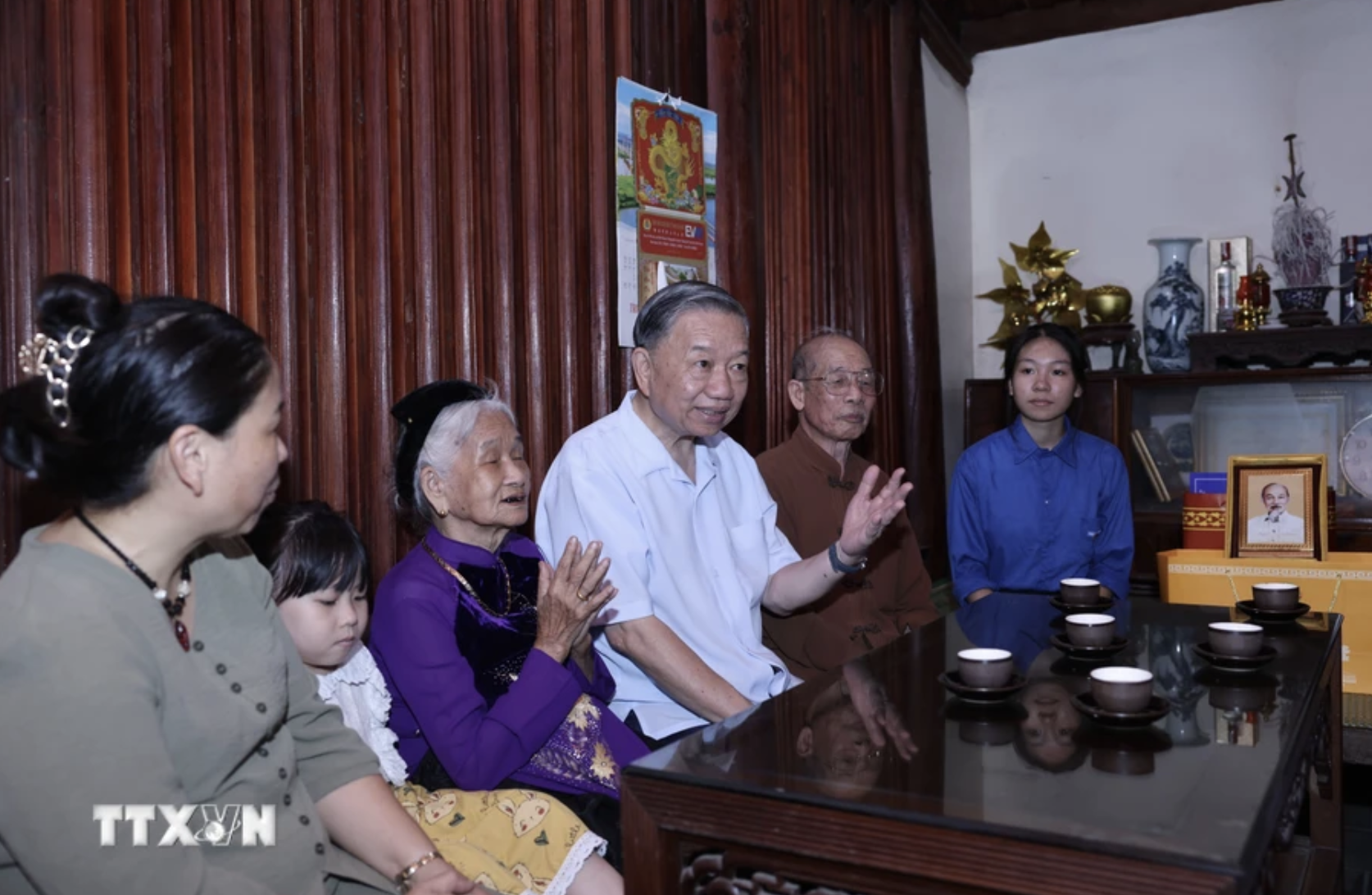 Chủ tịch nước T&ocirc; L&acirc;m thăm gia đ&igrave;nh 4 thế hệ tại L&agrave;ng cổ Đường L&acirc;m- Ảnh 12.