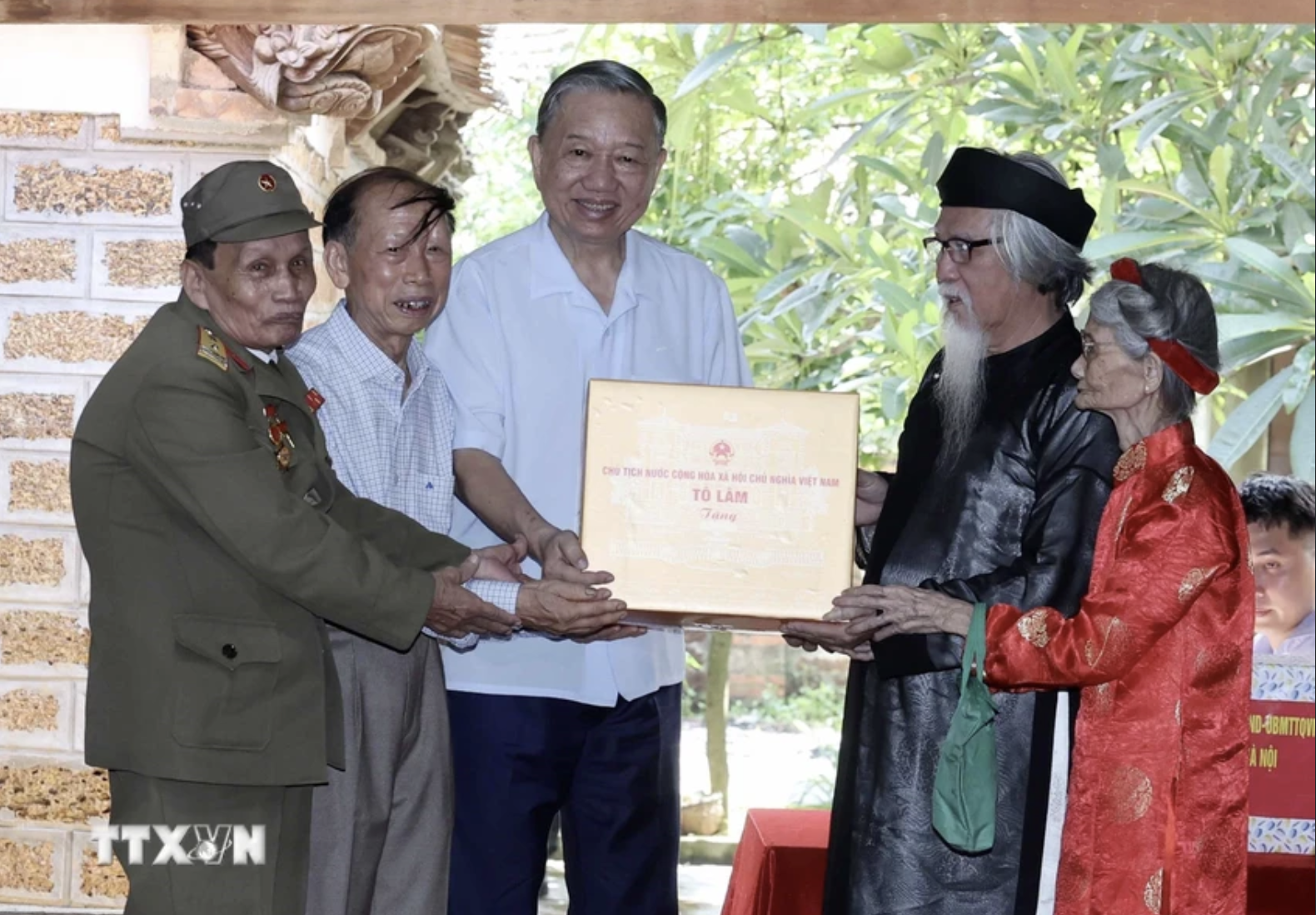 Chủ tịch nước T&ocirc; L&acirc;m thăm gia đ&igrave;nh 4 thế hệ tại L&agrave;ng cổ Đường L&acirc;m- Ảnh 15.