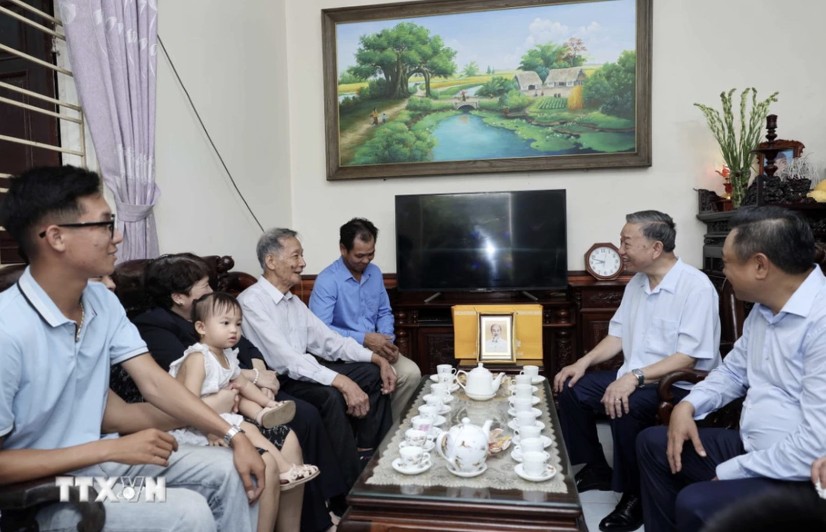 Chủ tịch nước T&ocirc; L&acirc;m thăm gia đ&igrave;nh 4 thế hệ tại L&agrave;ng cổ Đường L&acirc;m- Ảnh 16.