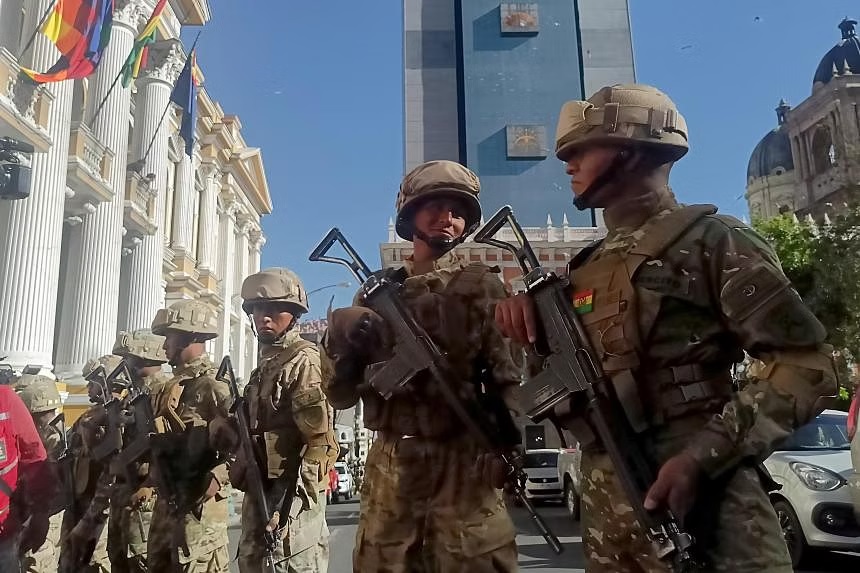 Binh sĩ đứng trước t&ograve;a nh&agrave; ch&iacute;nh phủ Bolivia ở La Paz. Ảnh: EPA-EFE
