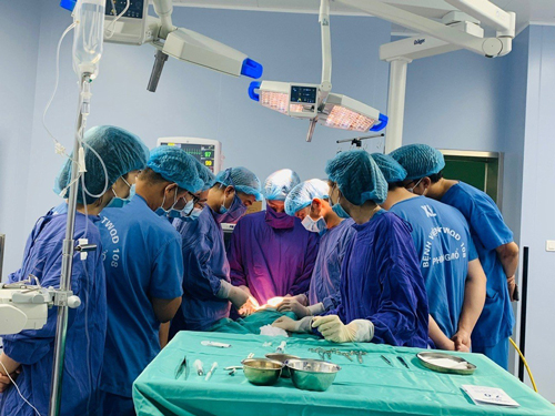 Thực hiện phẫu thuật thẩm mỹ tại một bệnh viện đủ chuy&ecirc;n m&ocirc;n, tay nghề b&agrave;i bản