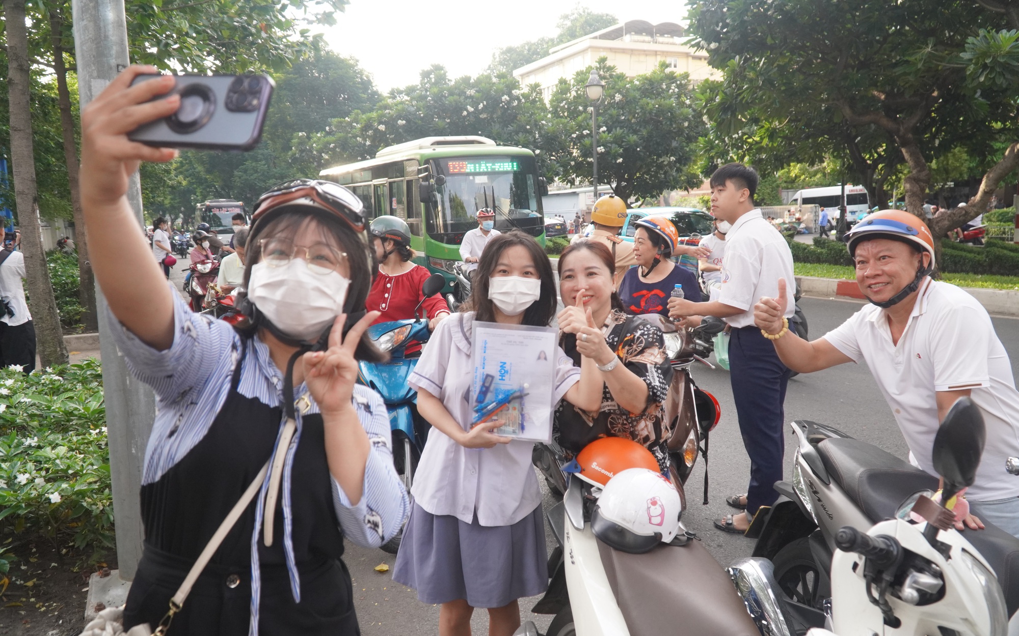 Hình ảnh “đốn tim” trước cổng trường ở TP HCM