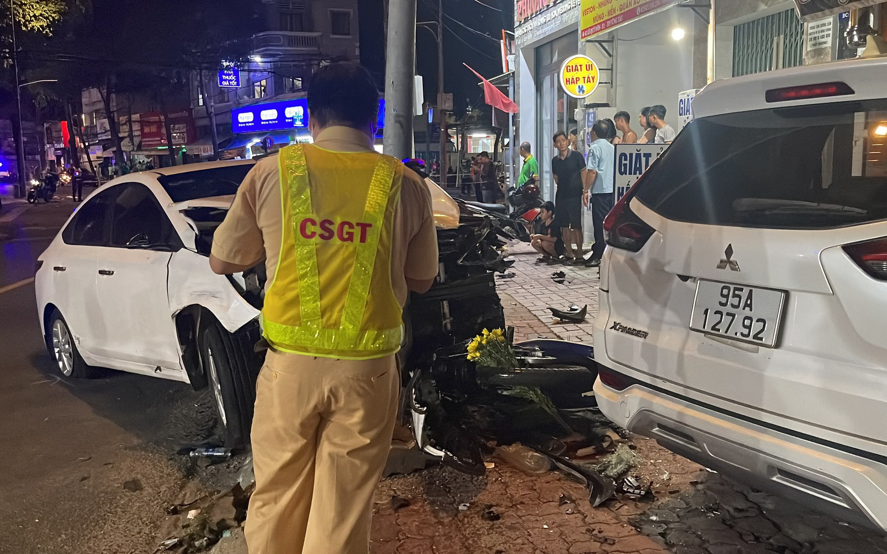 Nữ tài xế tông hàng loạt xe máy dừng đèn đỏ, 2 người tử vong