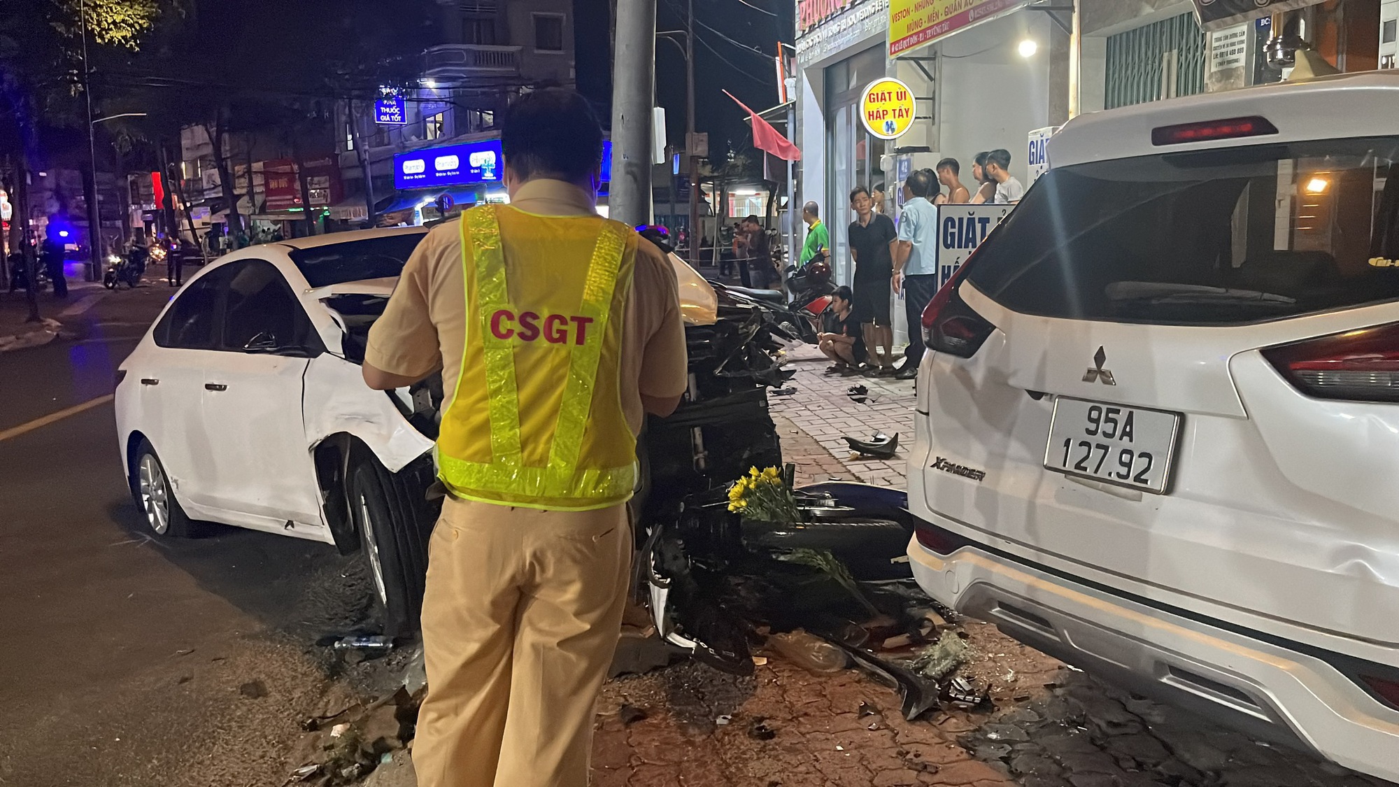 Nữ t&agrave;i xế t&ocirc;ng h&agrave;ng loạt xe m&aacute;y dừng đ&egrave;n đỏ, 2 người tử vong- Ảnh 2.