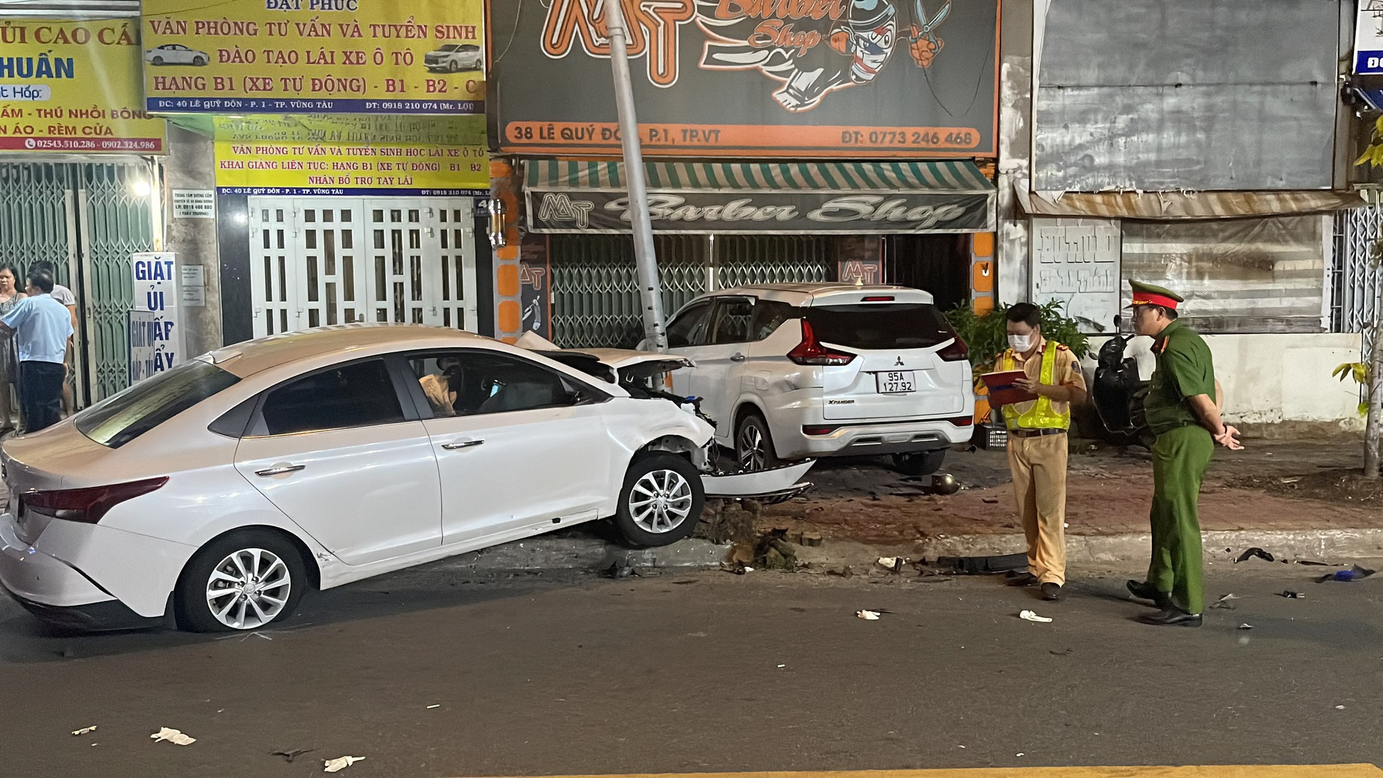 Nữ t&agrave;i xế t&ocirc;ng h&agrave;ng loạt xe m&aacute;y dừng đ&egrave;n đỏ, 2 người tử vong- Ảnh 1.