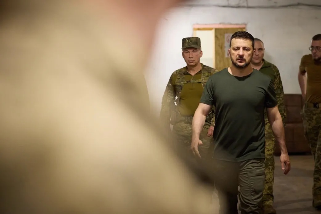 Tổng thống Ukraine Volodymyr Zelensky ng&agrave;y 26-6 giới thiệu Tư lệnh Lực lượng t&aacute;c chiến hỗn hợp mới với qu&acirc;n đội ở tiền tuyến ph&iacute;a Đ&ocirc;ng Donetsk. Ảnh: Văn ph&ograve;ng Tổng thống Ukraine