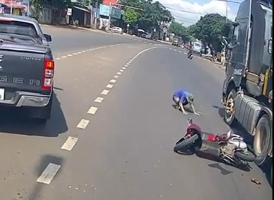 CLIP: T&agrave;i xế v&aacute;i lạy nạn nh&acirc;n dưới gầm xe đầu k&eacute;o- Ảnh 1.