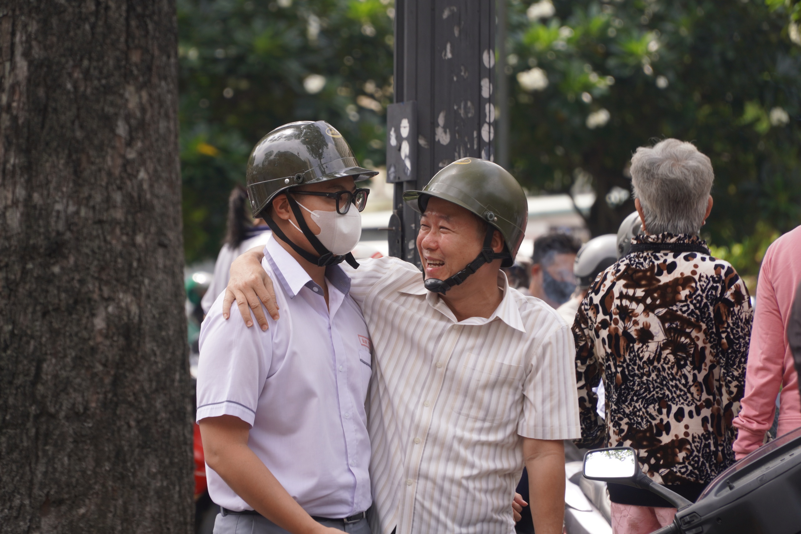 "Vừa đọc đề ngữ văn xong l&agrave; thấy khỏe trong người"- Ảnh 4.