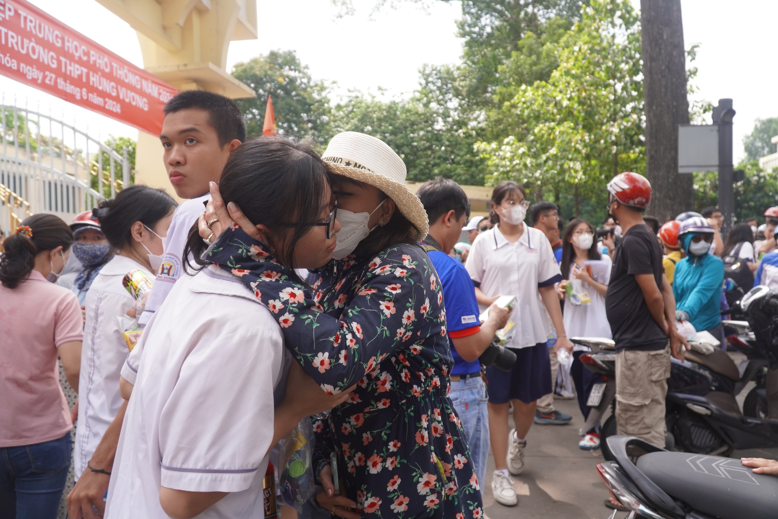 "Vừa đọc đề ngữ văn xong l&agrave; thấy khỏe trong người"- Ảnh 6.