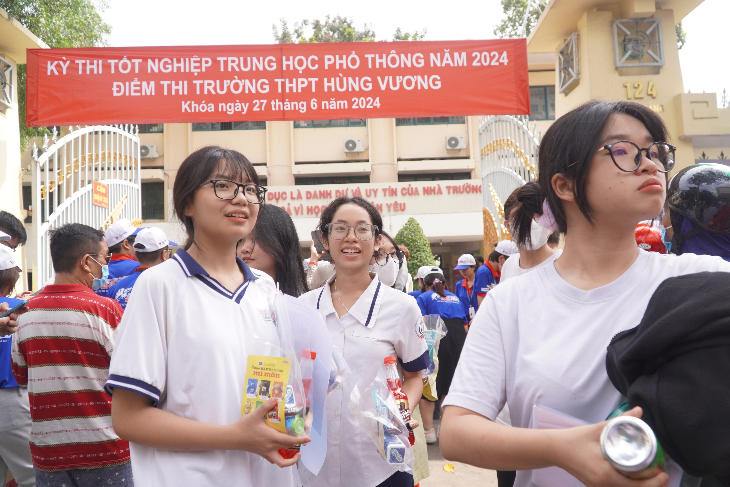"Vừa đọc đề ngữ văn xong l&agrave; thấy khỏe trong người"- Ảnh 3.