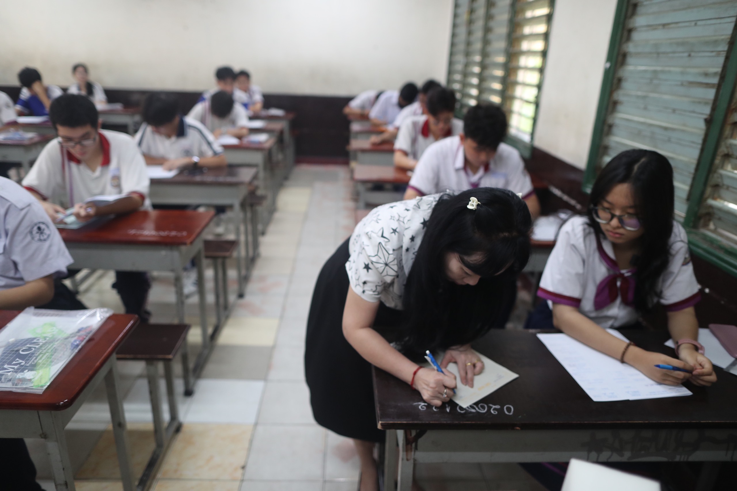 H&igrave;nh ảnh &ldquo;đốn tim&rdquo; trước cổng trường ở TP HCM- Ảnh 5.