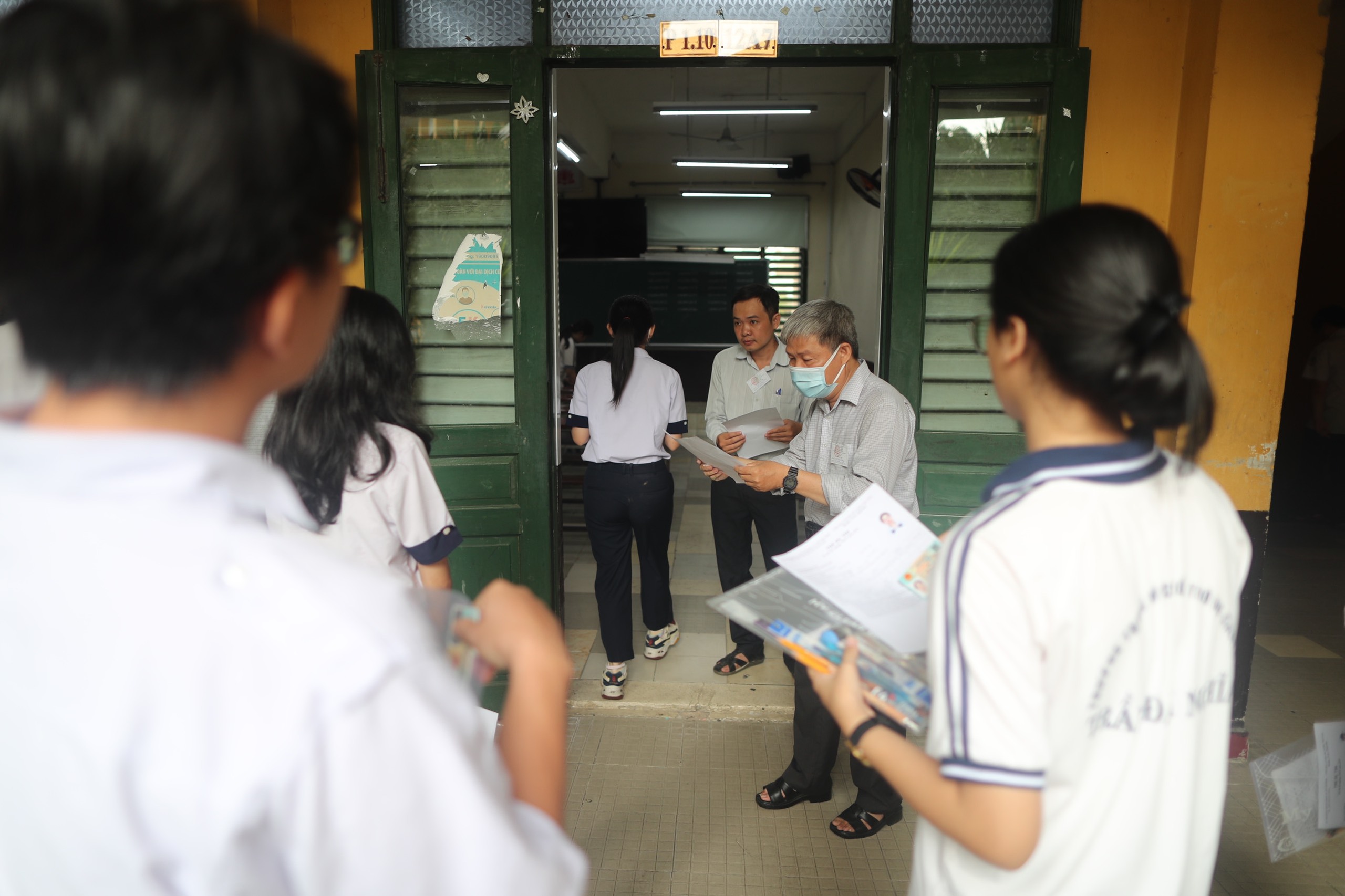 H&igrave;nh ảnh &ldquo;đốn tim&rdquo; trước cổng trường ở TP HCM- Ảnh 4.