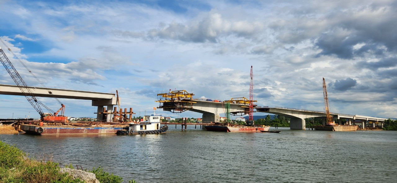 B&iacute; ẩn nhiều hang karst xuất hiện dưới l&ograve;ng s&ocirc;ng Gianh ở Quảng B&igrave;nh- Ảnh 1.