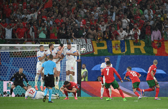 Ronaldo thử vận may trong trận gặp CH Czech nhưng bất th&agrave;nh   Ảnh: REUTERS