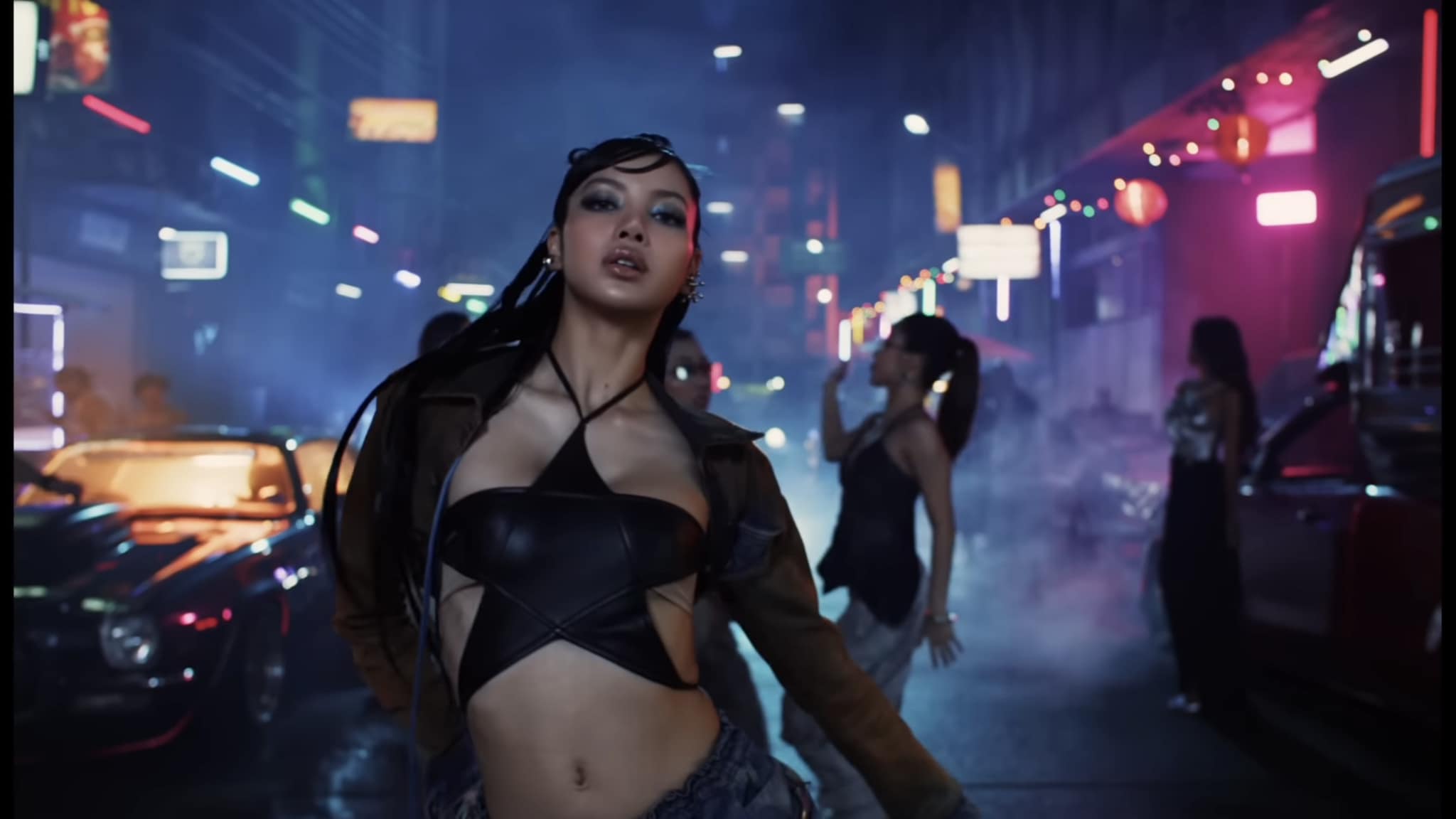 Lisa của Blackpink khoe d&aacute;ng 