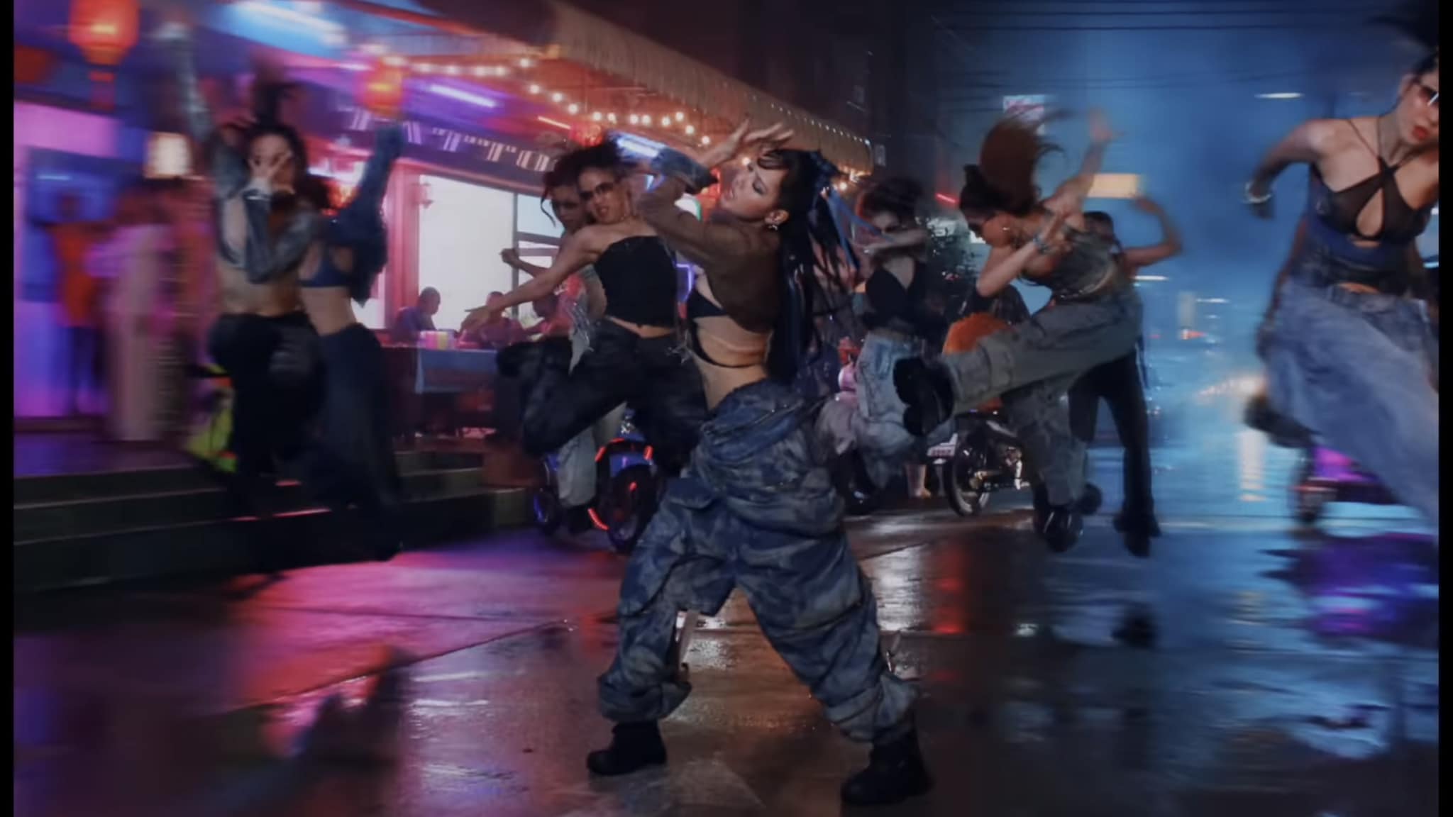 Lisa của Blackpink khoe d&aacute;ng 