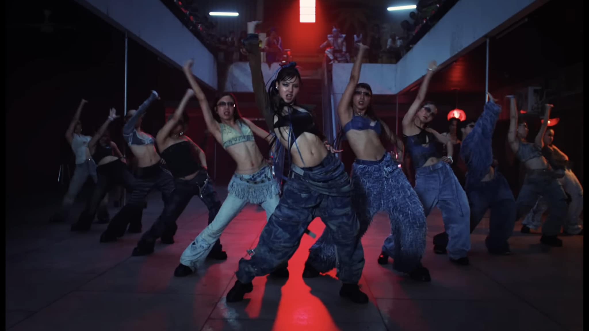 Lisa của Blackpink khoe d&aacute;ng 