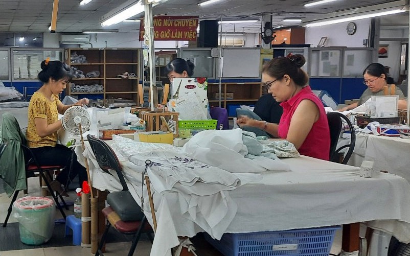 Nhiều doanh nghiệp tăng lương sớm cho công nhân