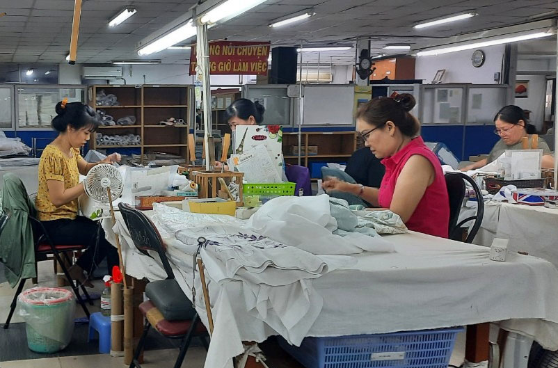 Công nhân Công ty TNHH May thêu Hà Giang luôn được doanh nghiệp quan tâm, chia sẻ khó khăn