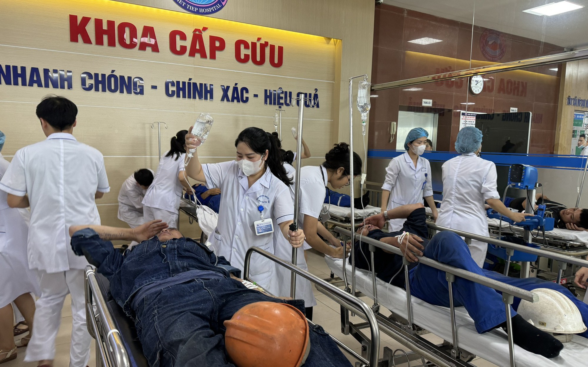 Đình chỉ bếp ăn khiến 127 công nhân đóng tàu ngộ độc