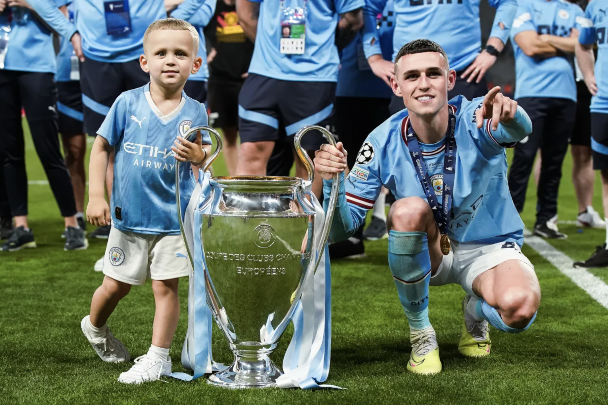 D&agrave;n qu&yacute; tử nh&agrave; Phil Foden g&acirc;y b&atilde;o cộng đồng mạng- Ảnh 3.