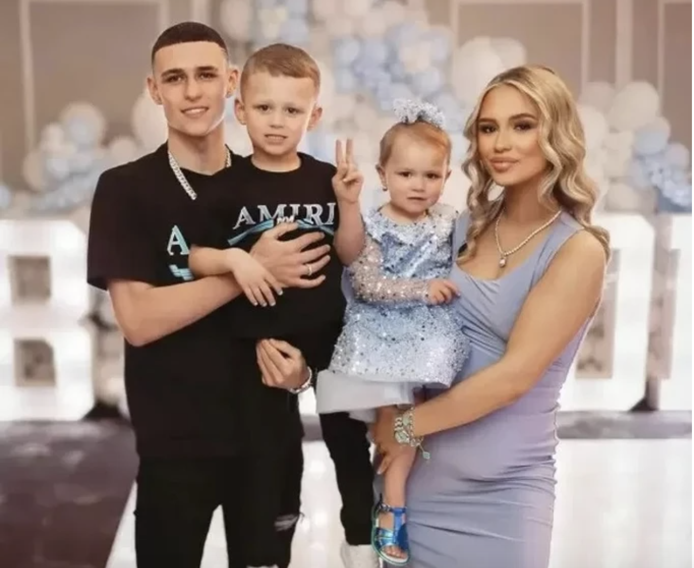 D&agrave;n qu&yacute; tử nh&agrave; Phil Foden g&acirc;y b&atilde;o cộng đồng mạng- Ảnh 1.