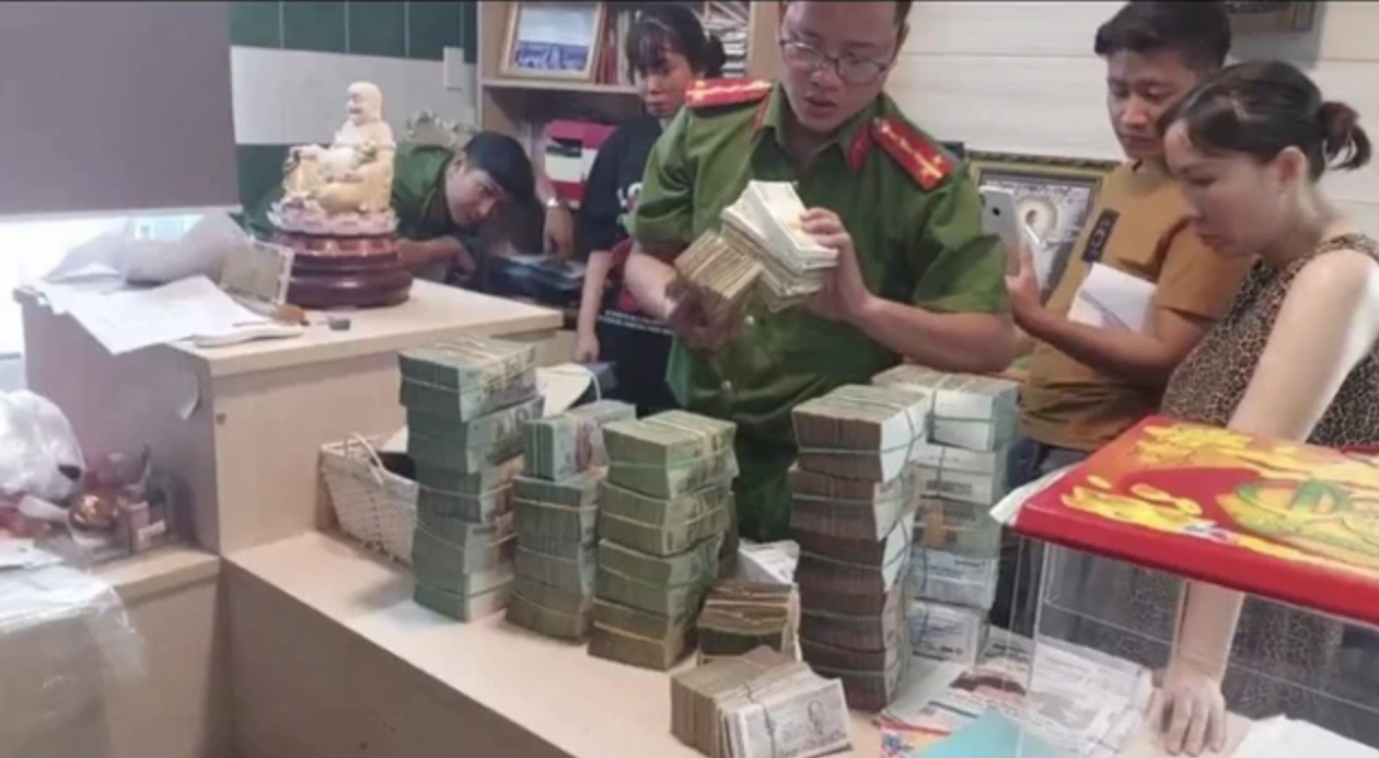 N&Oacute;NG: Người đại diện ph&aacute;p luật 116 c&ocirc;ng ty đ&atilde; bị C&ocirc;ng an TP HCM tạm giam- Ảnh 2.