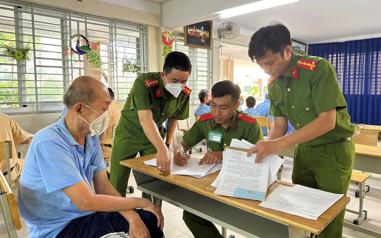 Công an TP HCM công bố đường dây nóng hỗ trợ về căn cước công dân