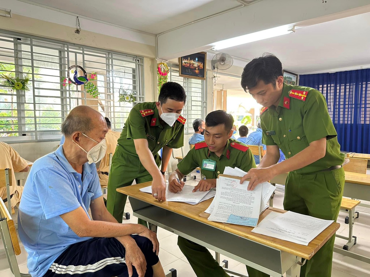 Công an TP HCM công bố đường dây nóng hỗ trợ về căn cước công dân- Ảnh 1.