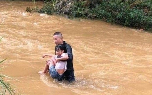 Thanh niên dũng cảm lao xuống dòng nước chảy xiết cứu bé gái