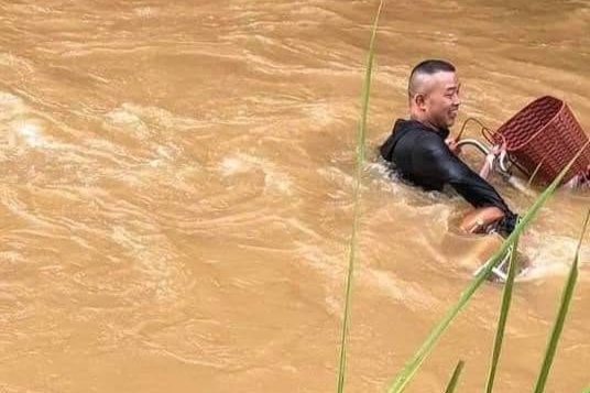 Thanh niên dũng cảm lao xuống dòng nước chảy xiết cứu bé gái- Ảnh 3.