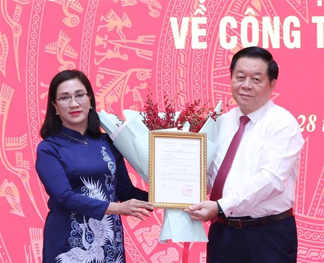 Trưởng Ban Tuy&ecirc;n gi&aacute;o Trung ương Nguyễn Trọng Nghĩa trao quyết định bổ nhiệm chức vụ  Ph&oacute; trưởng Ban Tuy&ecirc;n gi&aacute;o Trung ương cho b&agrave;  Đinh Thị Mai Ảnh: TTXVN