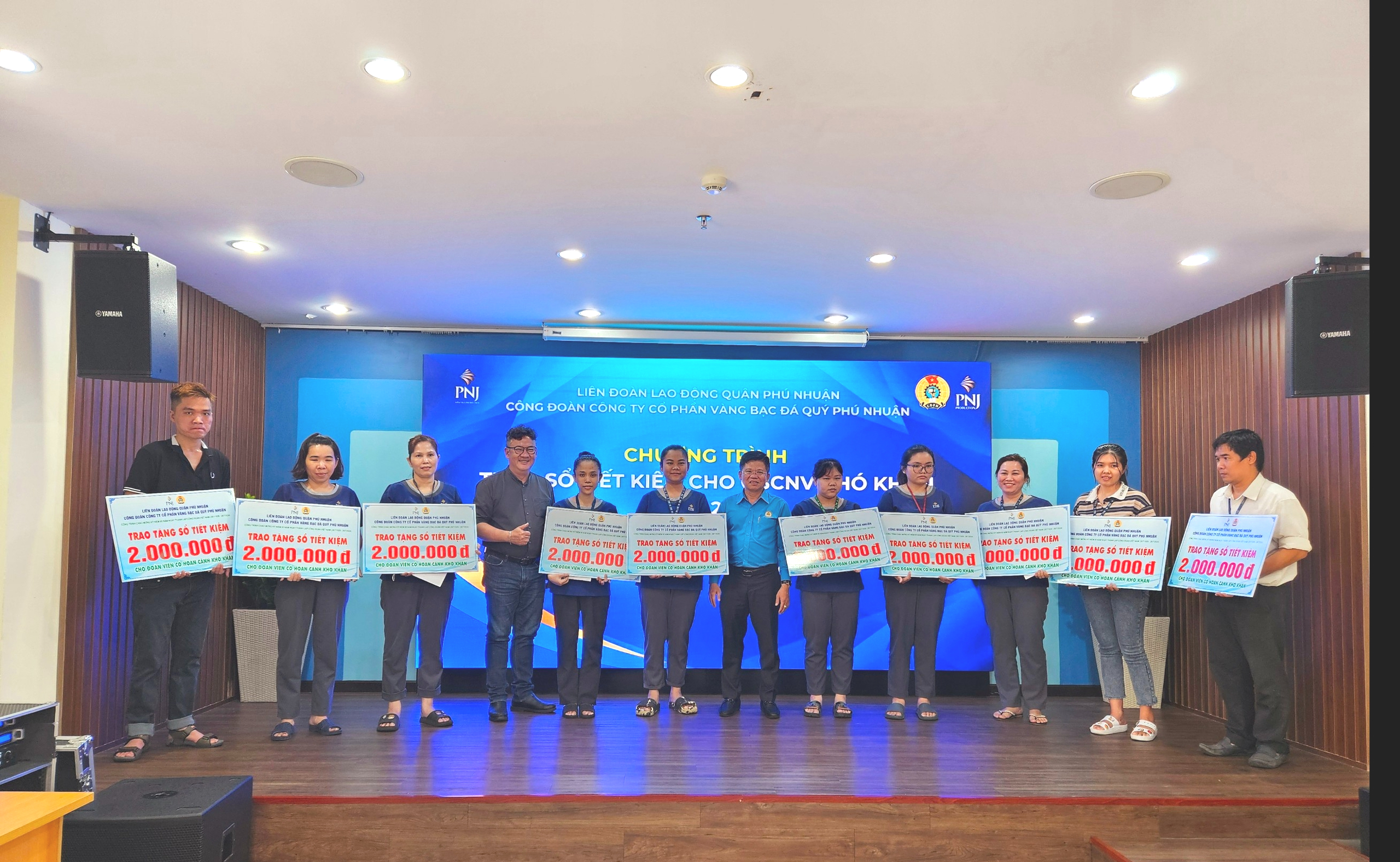 Một C&ocirc;ng đo&agrave;n cơ sở tặng 95 sổ tiết kiệm cho người lao động kh&oacute; khăn- Ảnh 3.