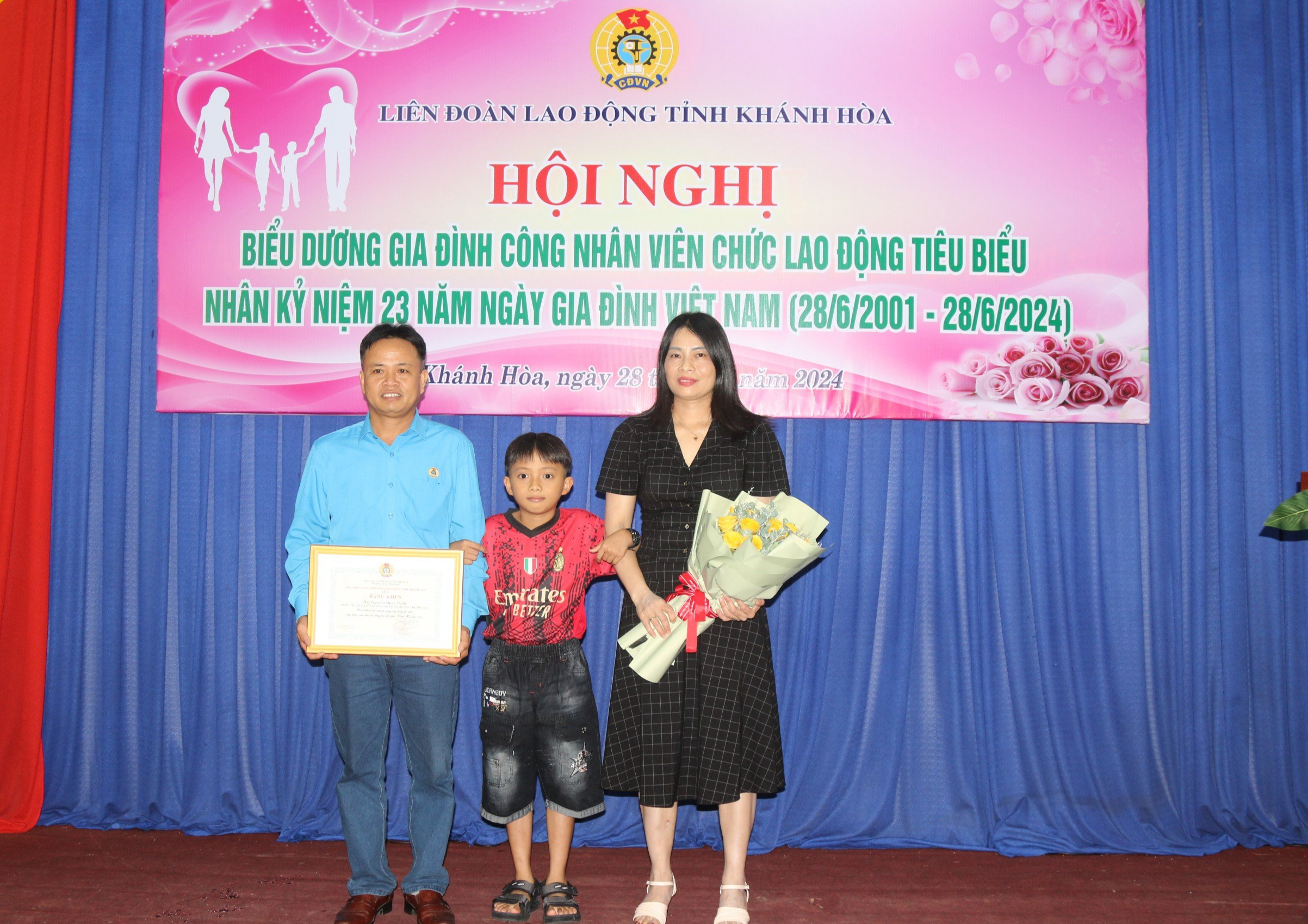Kh&aacute;nh Ho&agrave;: T&ocirc;n vinh 22 gia đ&igrave;nh ti&ecirc;u biểu hạnh ph&uacute;c- Ảnh 4.