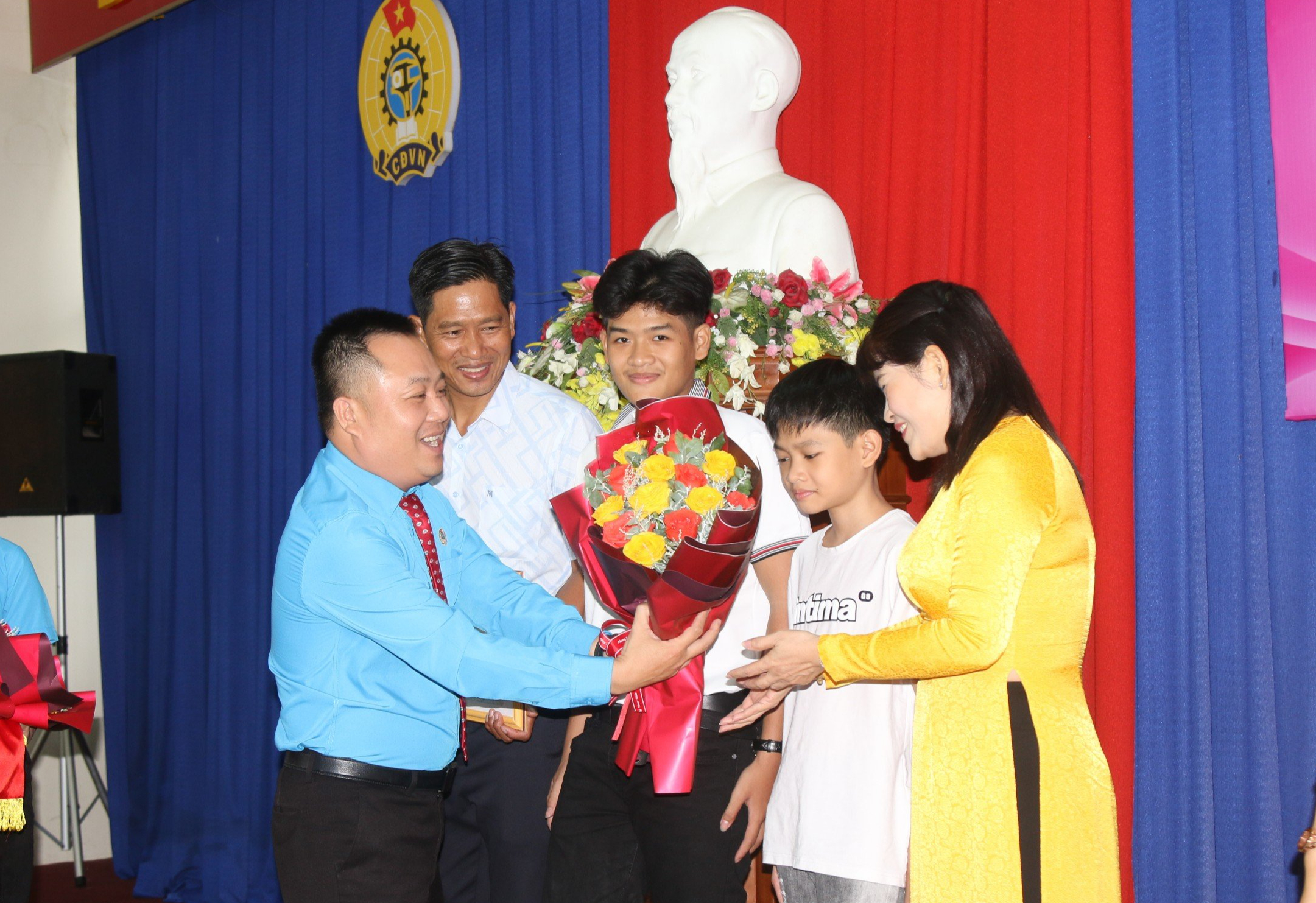 Kh&aacute;nh Ho&agrave;: T&ocirc;n vinh 22 gia đ&igrave;nh ti&ecirc;u biểu hạnh ph&uacute;c- Ảnh 1.