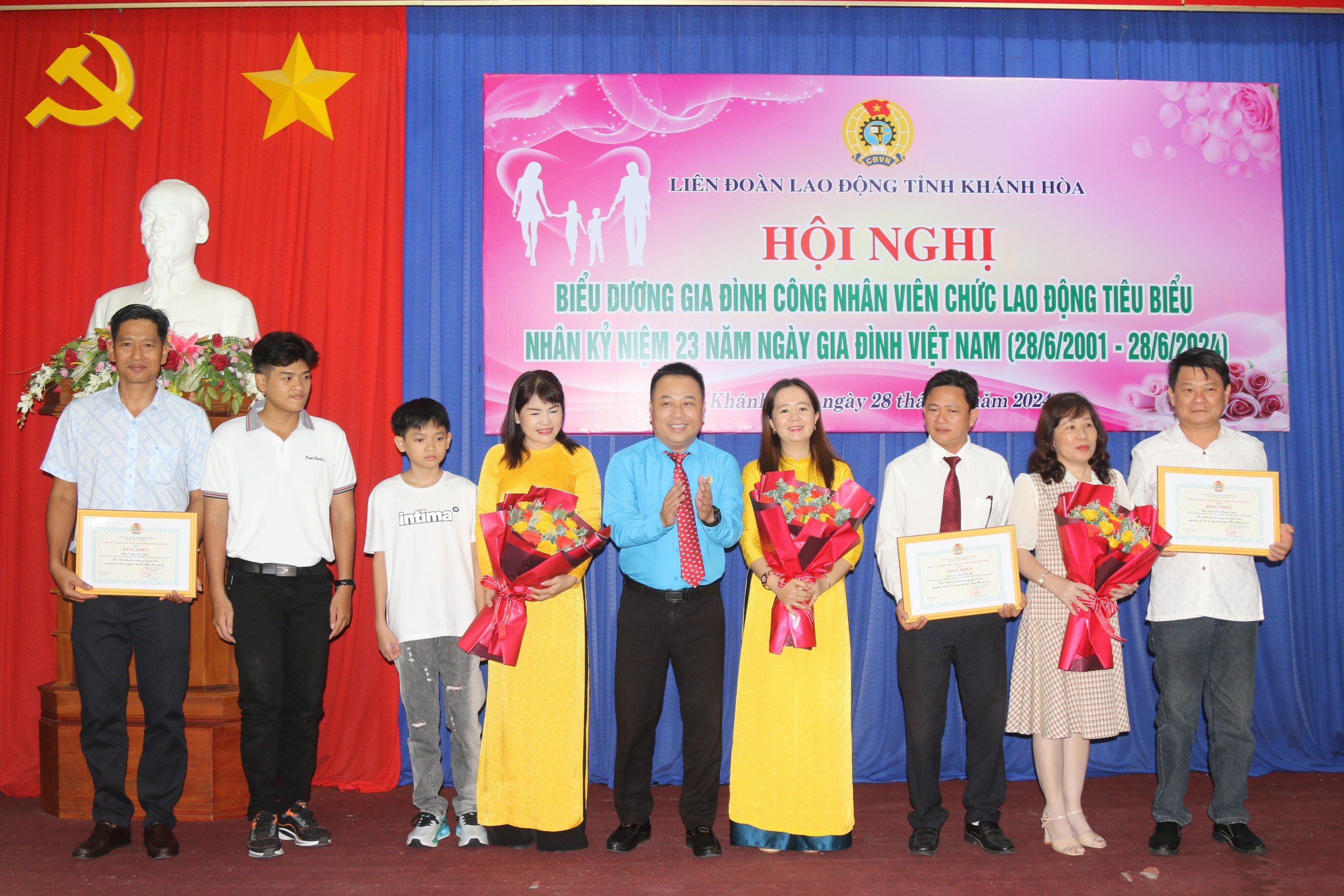 Kh&aacute;nh Ho&agrave;: T&ocirc;n vinh 22 gia đ&igrave;nh ti&ecirc;u biểu hạnh ph&uacute;c- Ảnh 2.
