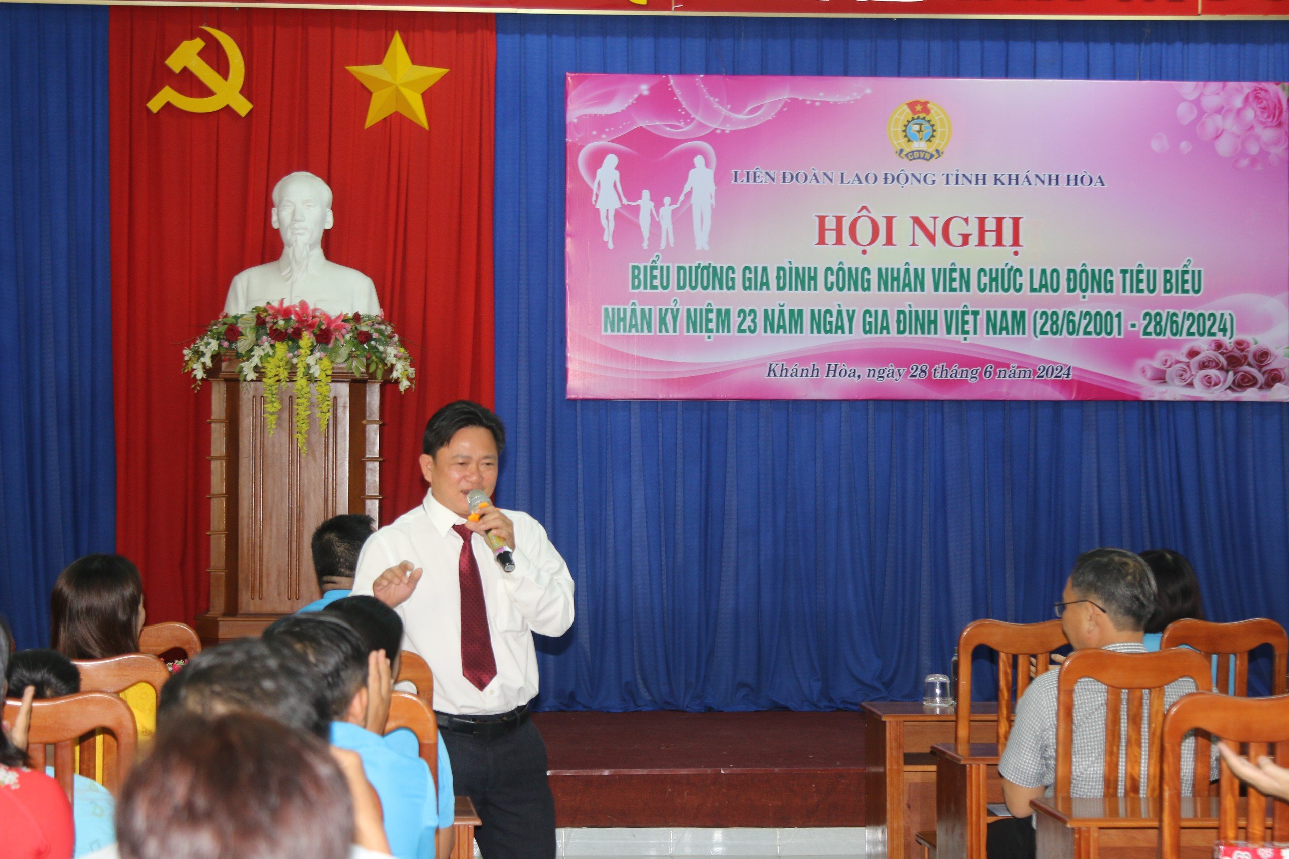 Kh&aacute;nh Ho&agrave;: T&ocirc;n vinh 22 gia đ&igrave;nh ti&ecirc;u biểu hạnh ph&uacute;c- Ảnh 3.