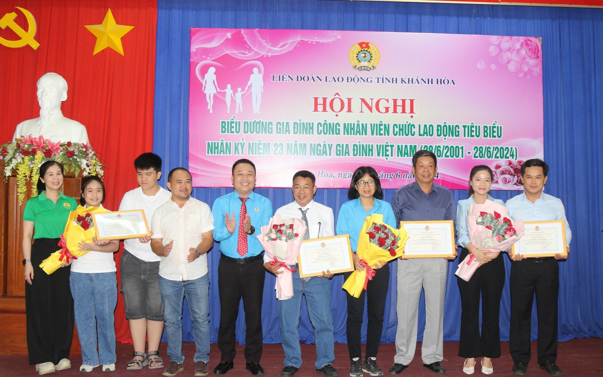 Khánh Hoà: Tôn vinh 22 gia đình tiêu biểu hạnh phúc