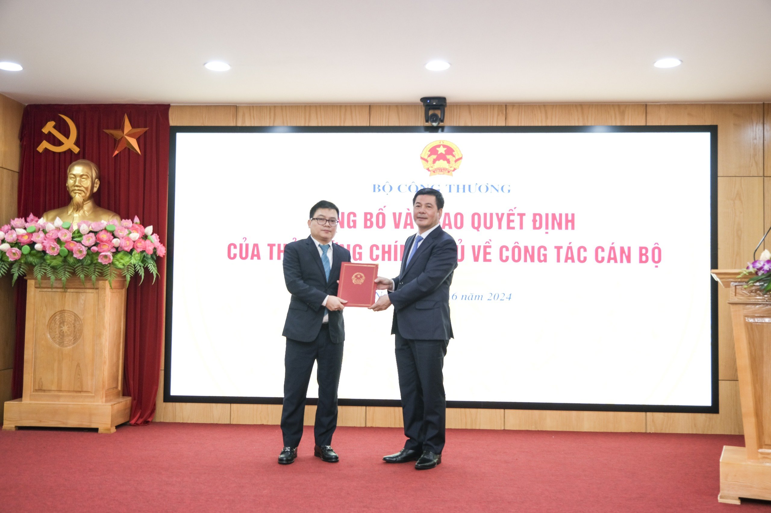 Bộ C&ocirc;ng Thương c&oacute; t&acirc;n Thứ trưởng 52 tuổi- Ảnh 1.
